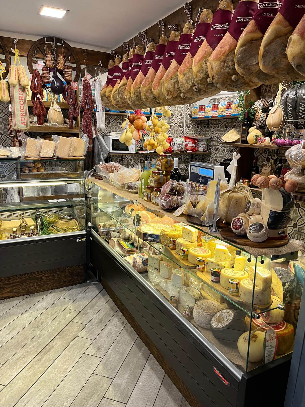 L'interno di Pan & Noci, trattoria pizzeria salumeria ai Quartieri Spagnoli di Napoli